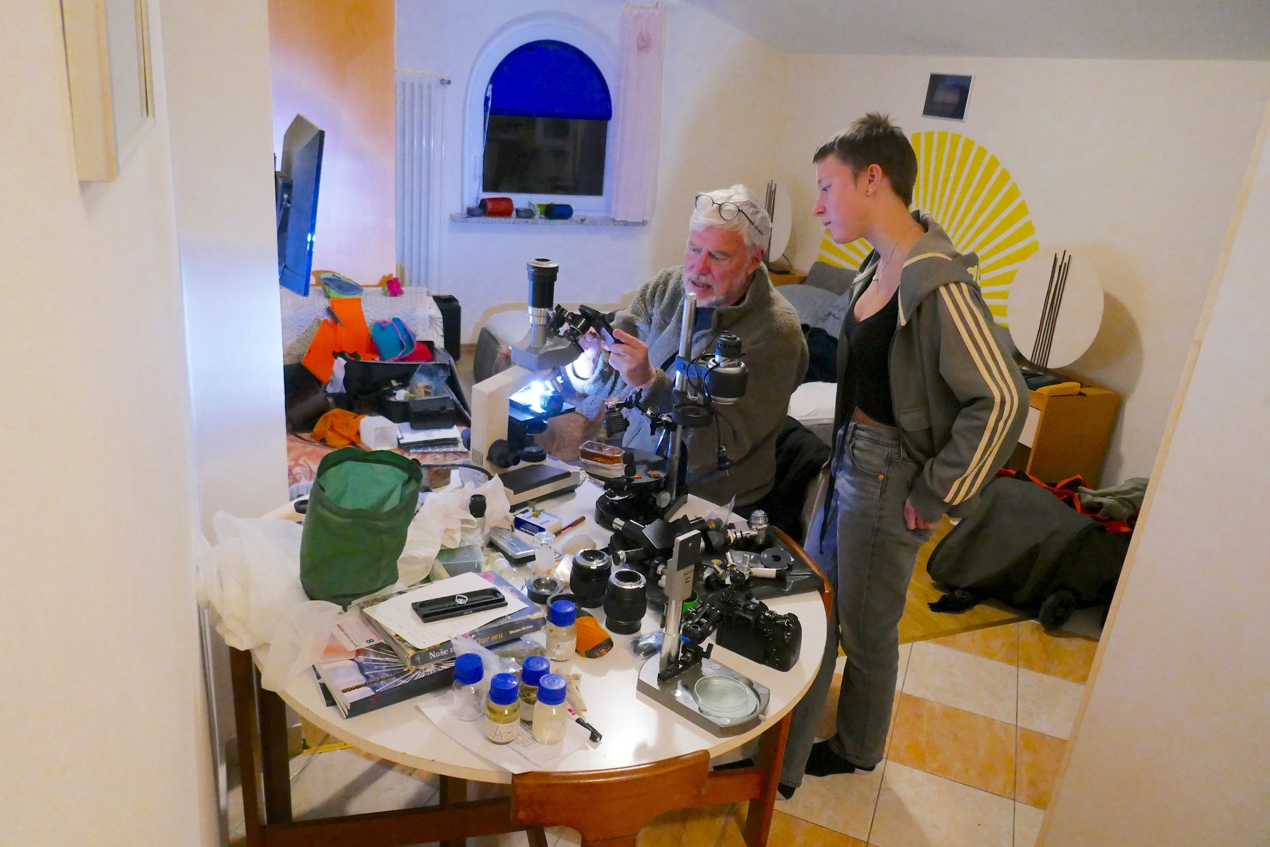 Mikroskopieren mit unserer Praktikantin Livia Kovac und Matthias Burba.
