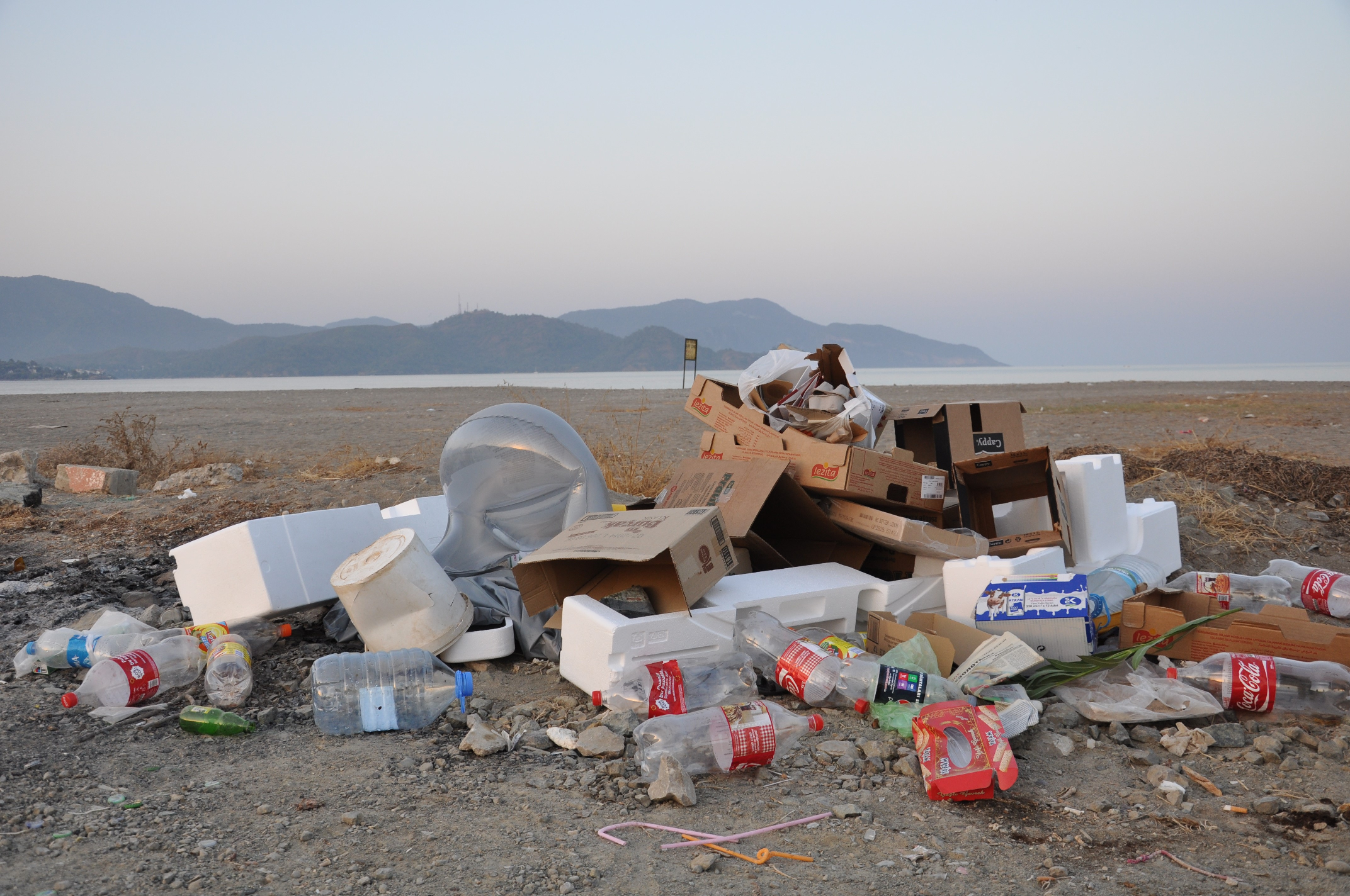 Ein Müllhaufen am Strand.