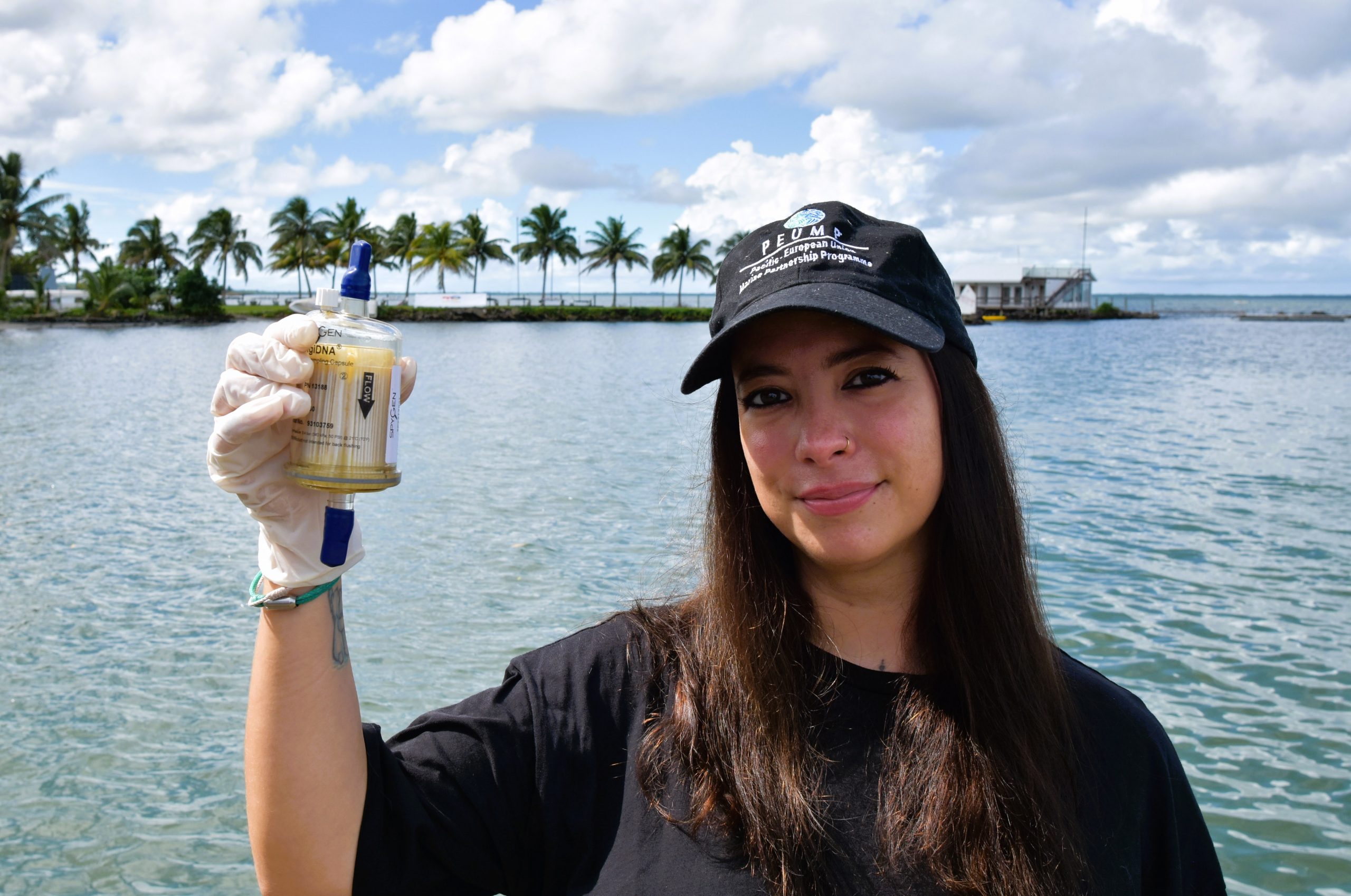 Meeresbiologin Kerstin Glaus mit einer eDNA Wasserprobe.
