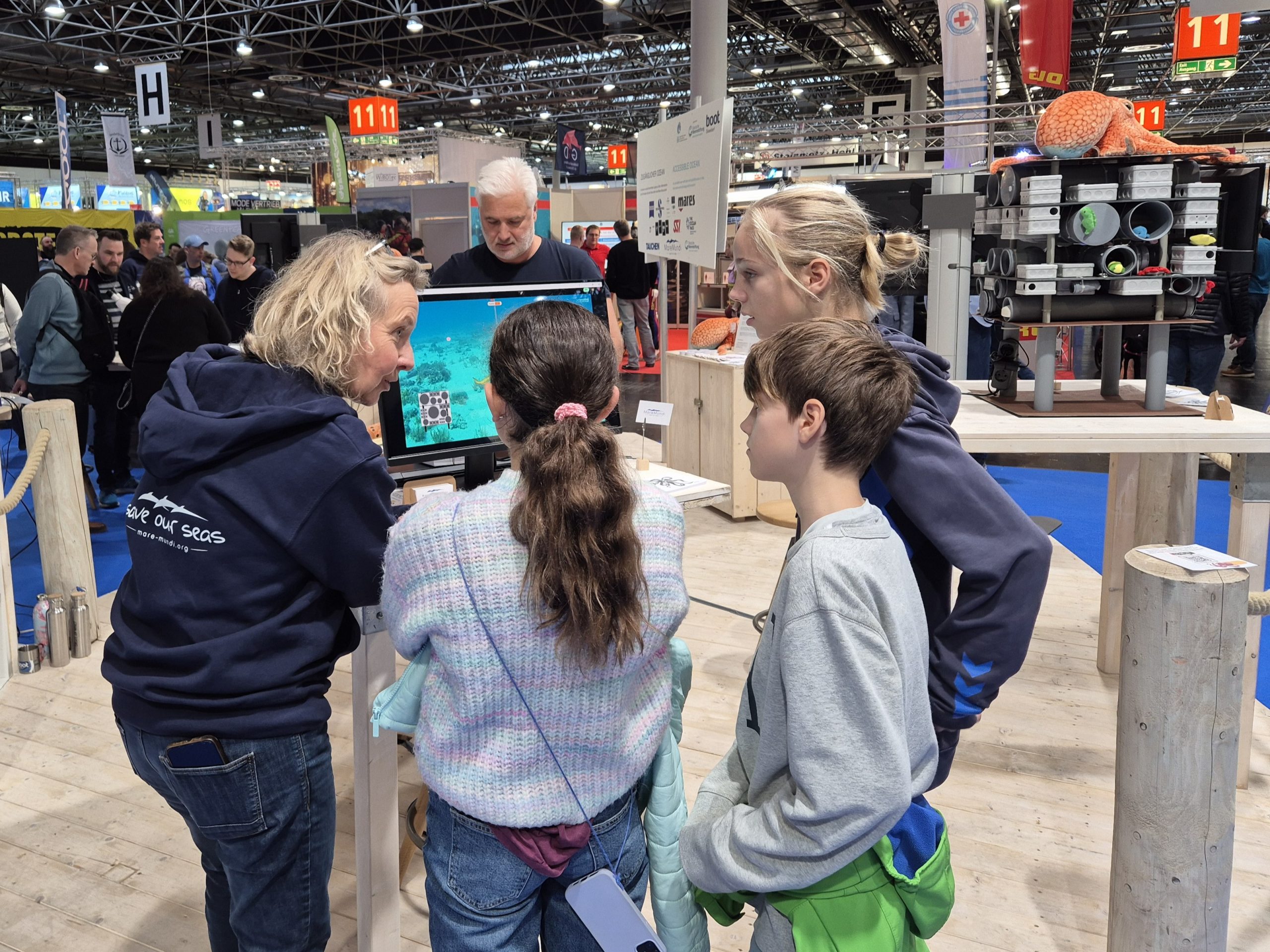 boot 2026, Fotoreihe Oktopoden, Videospiel, Postkarten / Foto: Ingrid Meemken