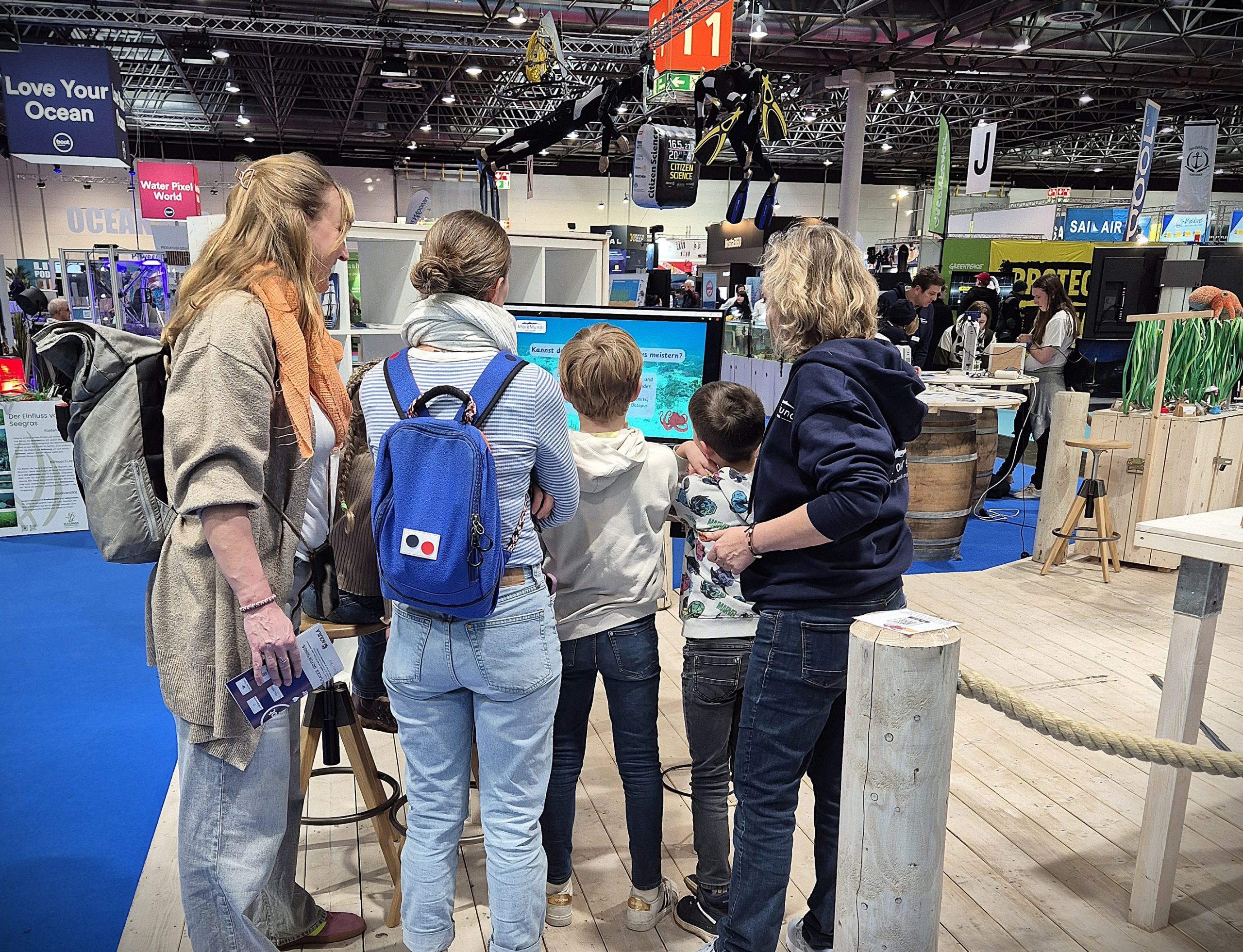 boot 2026, Fotoreihe Oktopoden, Videospiel, Postkarten / Foto: Ingrid Meemken