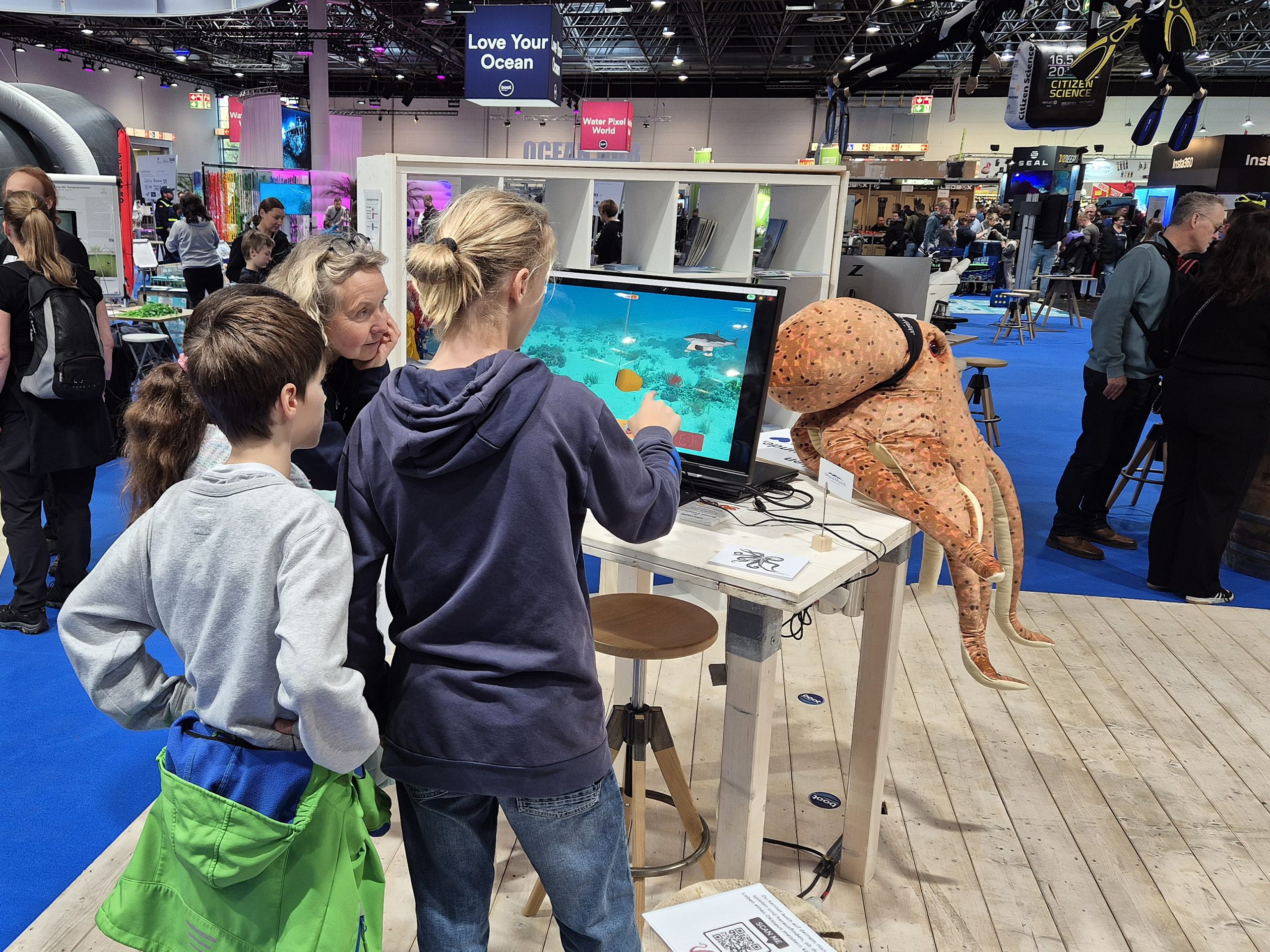 boot 2026, Fotoreihe Oktopoden, Videospiel, Postkarten / Foto: Ingrid Meemken