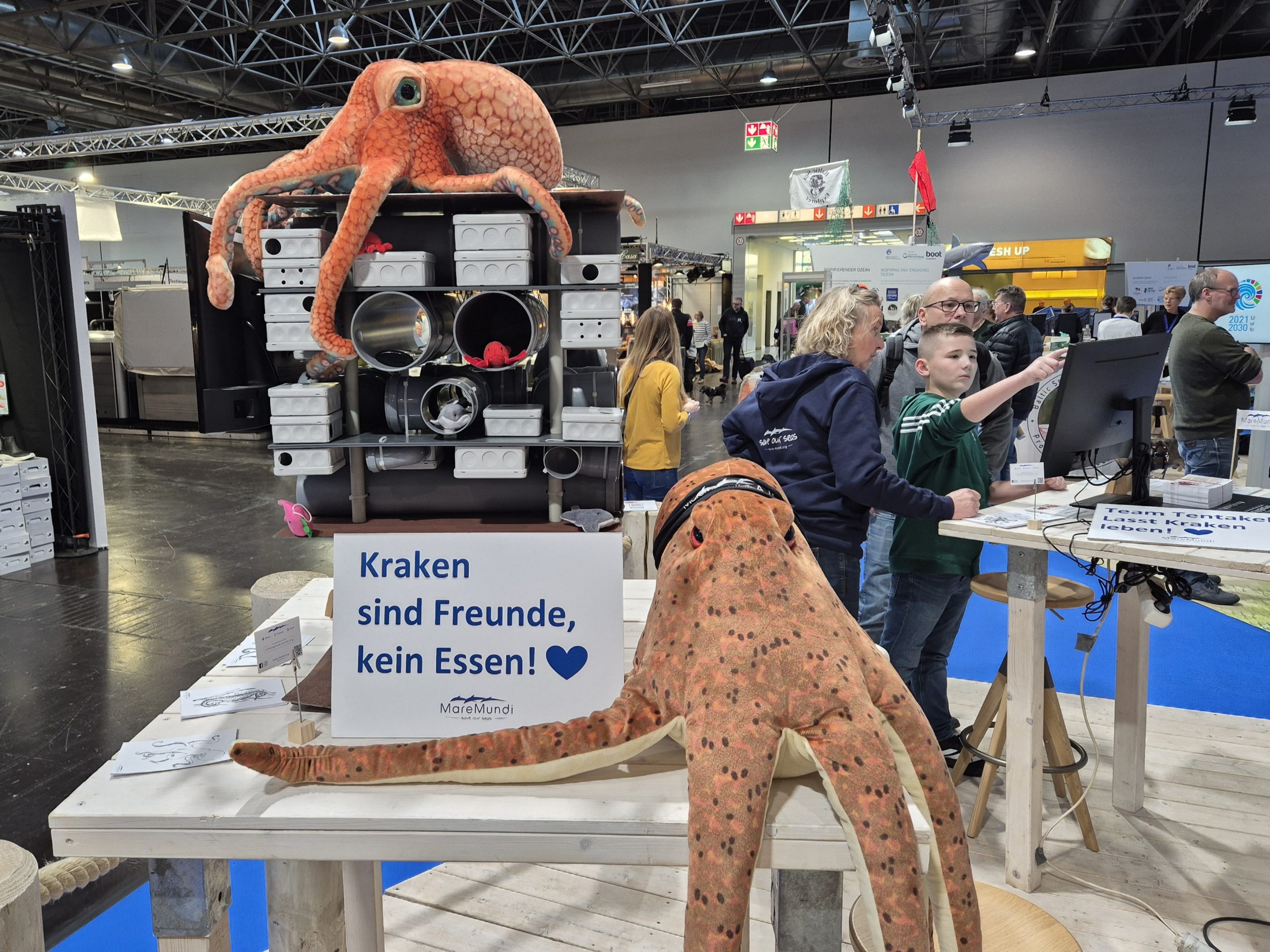 boot 2026, Fotoreihe Oktopoden, Videospiel, Postkarten / Foto: Ingrid Meemken