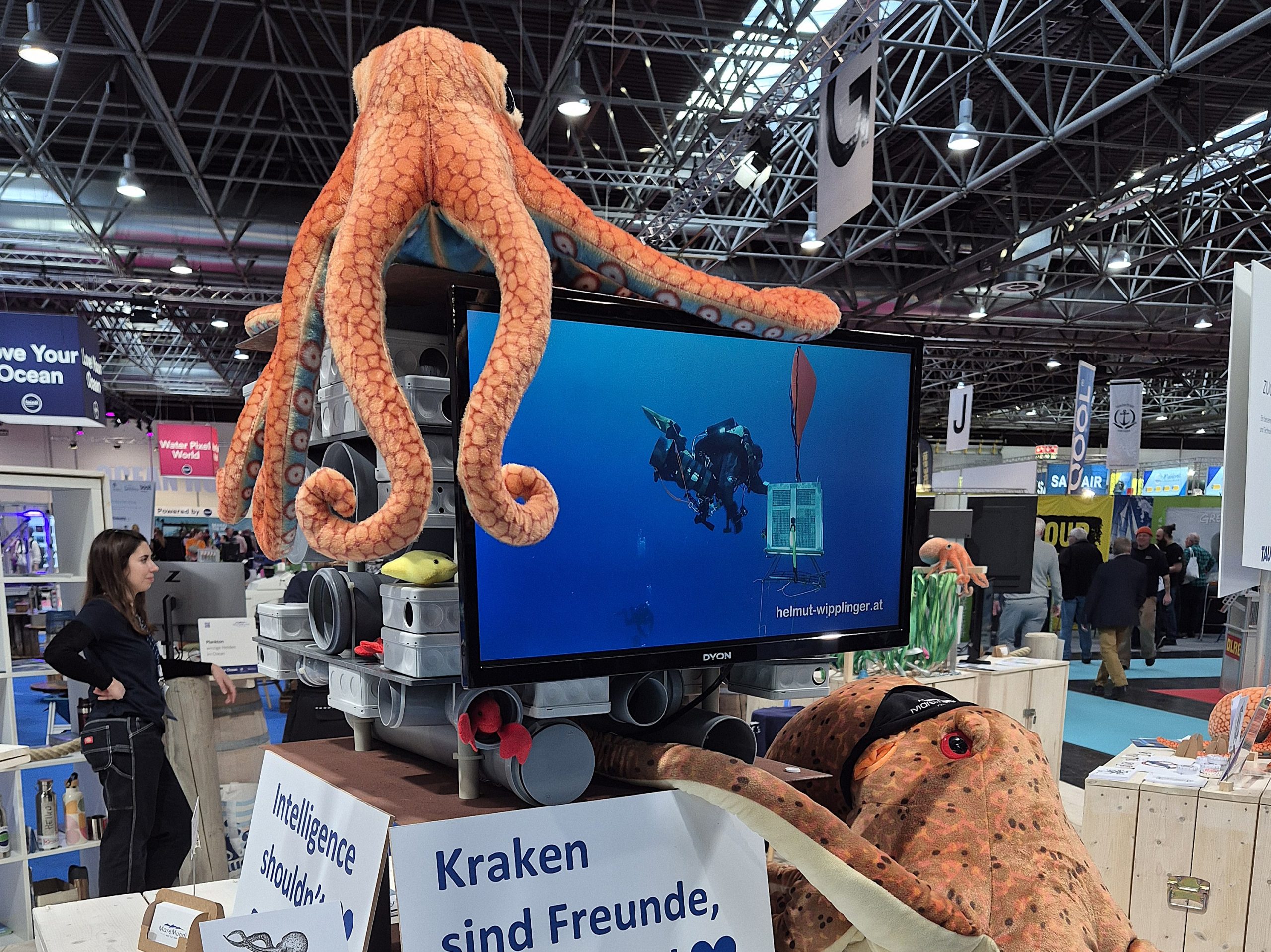 boot 2026, Fotoreihe Oktopoden, Videospiel, Postkarten / Foto: Ingrid Meemken